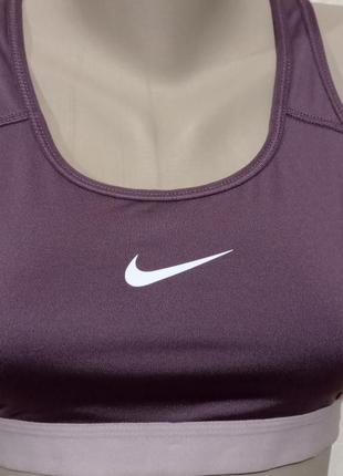 Женский спортивный топ nike dri -fit. топ nike для занятий спортом.