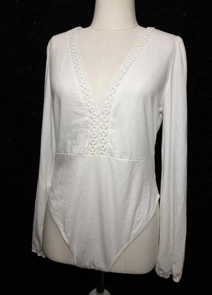 Білий жіночий боді з мереживом, з об'ємними рукавами.