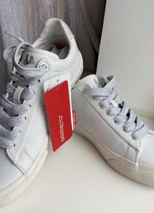 Жіночі білі кросівки kappa