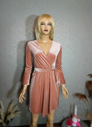Велюровое платье пудрового цвета с поясом1 фото