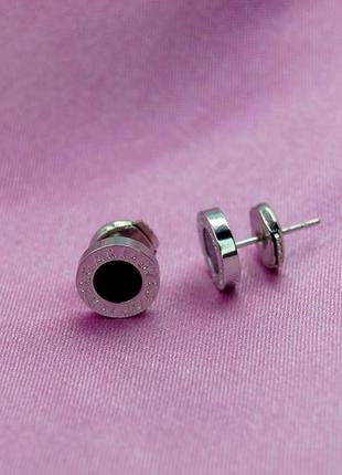 Дизайнерские пусеты черная вставка | унисекс | стиль известного бренда | ювелирный сплав | серебристый металл