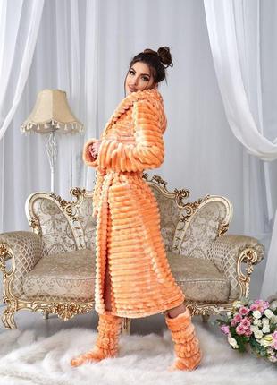 Халат жіночий домашній теплий довгий із капюшоном плюшевий на запах колір персиковий3 фото