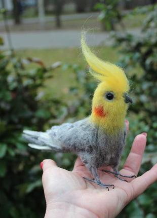 Іграшка попугай корелла валяна з шерсті інтерєрна птиця хендмєйд сувенір подарунок папуга реалістична войлочна авторська ручної роботи6 фото