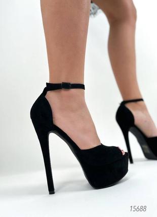Черные замшевые босоножки туфли с открытым носом носком на очень высокой шпильке с платформой ремешком7 фото