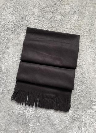 Чорний шарф с бахромою