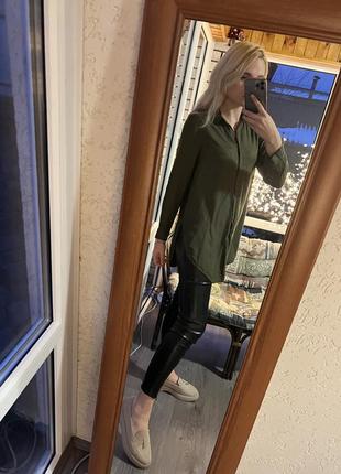 Зеленая хаки длинная рубашка с вырезами