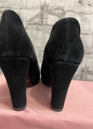 Чорні замшеві туфлі на стійкому каблучку з відкритим носком4 фото