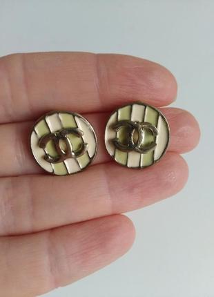 Круглые серьги гвоздики шанель с эмалью