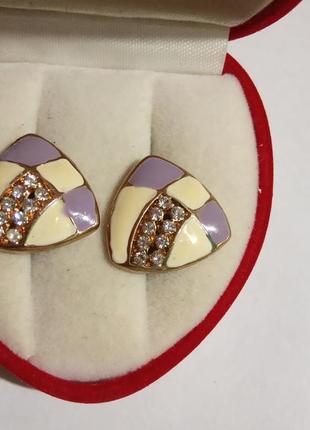 Очаровательные серьги, гвоздики, с красивой вставкой камешков