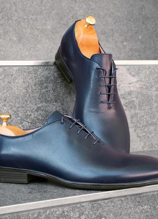 Оксфорди ікос 428 - це про вишуканий та стриманий стиль. чоловічі туфлі синього кольору.