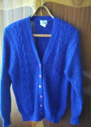 Красивий светр на гудзиках