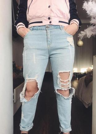 Стильные рваные светлые джинсы