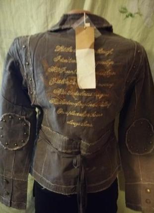 Джинсовая куртка с необработанными краями и латками на рукавах2 фото