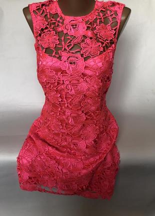 Шикарное ярко розовое ажурное платье.1 фото