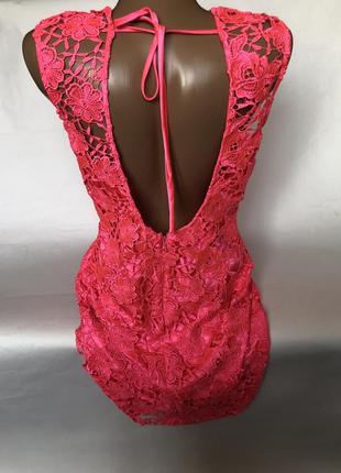 Шикарное ярко розовое ажурное платье.2 фото
