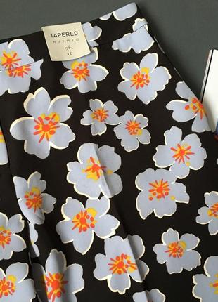 Штани з квітковим принтом з биркою3 фото