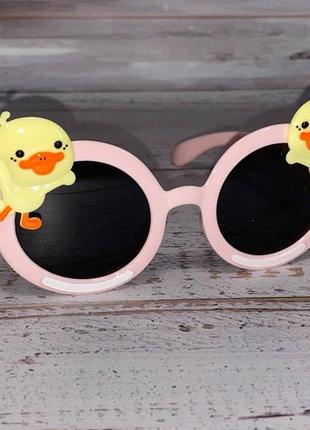 Окуляри дитячі рожеві сонцезахисні із забавним каченям жовтого кольору2 фото