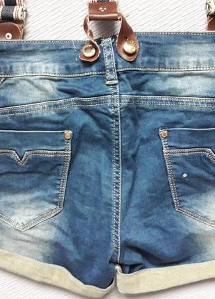 Суперовый стрейчевый джинсовый комбенизон со стразами и потёртостями4 фото