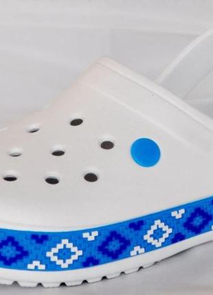 Крокси, сабо, босоніжки білі з блакитним етнічним орнаментом повнорозмірні розміри 36, 37, 38, 39, 40, 41