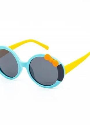 Дитячі сонцезахисні окуляри блакитного кольору з милим бантиком на оправі1 фото