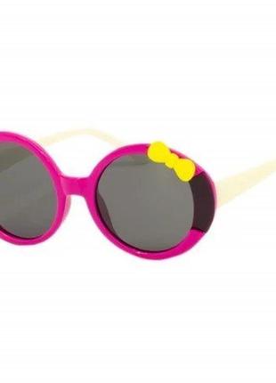 Дитячі сонцезахисні окуляри рожевого кольору з милим бантиком на оправі1 фото
