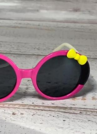 Дитячі сонцезахисні окуляри рожевого кольору з милим бантиком на оправі4 фото