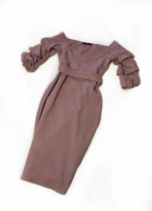 Сукня пурпурного рожевого кольору, декольте, рукава об’ємні