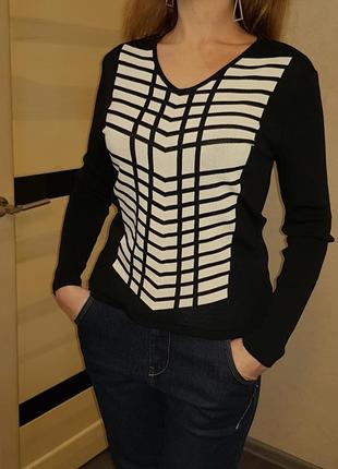 Стильный черно-белый джемпер свитер1 фото