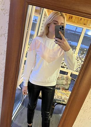 Білий світшот з рожевою вставкою