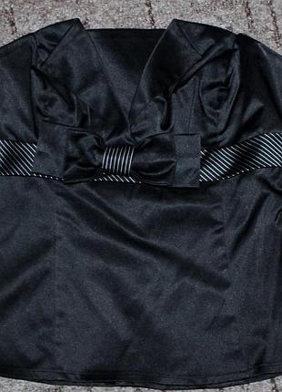 Атласний корсет, вигідно підкреслює фігуру