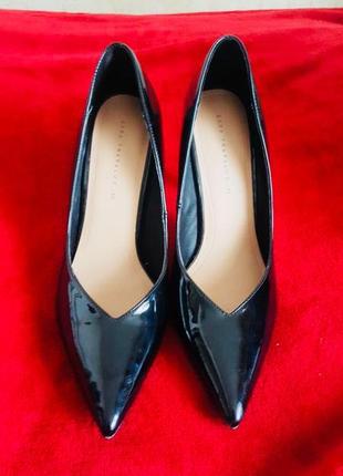 !!! знижка !!! терміново продам класичні лакові туфельки від zara