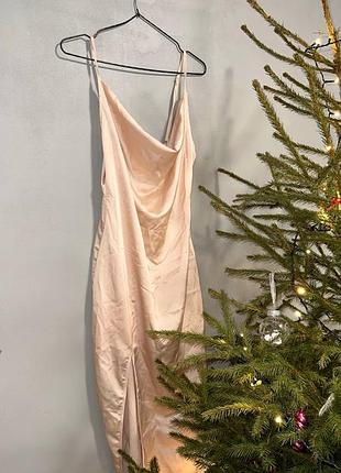 Сукня на бретелях з розрізом