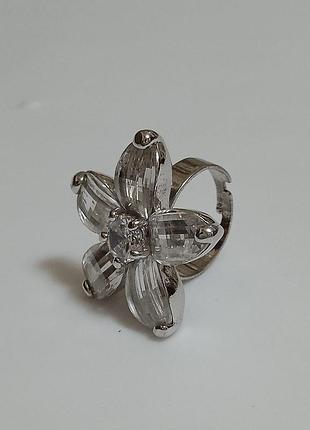 Кільце в тоні білого золота, вставки кришталеві кристали, вінтаж