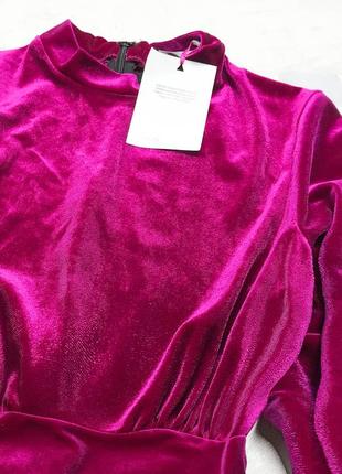 Розкішна святкова оксамитова сукня-футляр ягідного кольору з пишними рукавами-буфами2 фото