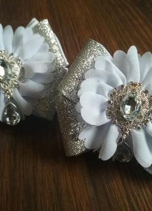 Белые нарядные бантики