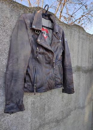 Брутальная, бунтарская косуха freaky nation байкерская рокерская куртка кожа перфорированные рукава принт на подкладке градиент as 98 airstep2 фото