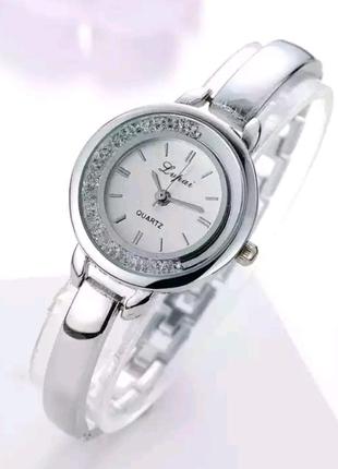 Красивые женские наручные часы с россыпью страз