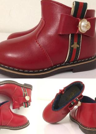 Ботіночки червоні з бджілкою. черевики