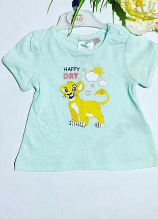 Футболка  котонова  бірюзового кольору з simba. //бренд: disney //розмір: 62 (3 міс.)