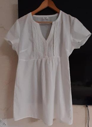 Блузка (туника) с маленькими рукавами.