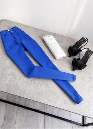 Джинсы в цвете электрик