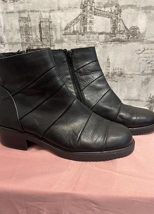Чорні кожані ботінки по ножиці на замочку дуже гарні та зручні
