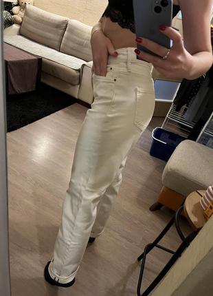 Белые джинсы штаны