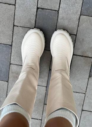Шкіряні чоботи-труби демі зима молочні пітон з натуральної шкіри1 фото