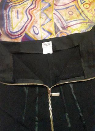 Черная стрейчевая юбка на молнии2 фото