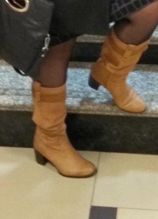 Зручні демісезонні чобітки на повну ніжку з натуральної шкіри.