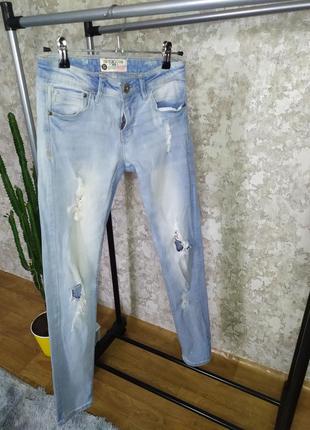 Блакитні джинси скіні з рваностями розмір xs бренду terranova1 фото