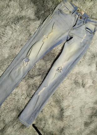 Блакитні джинси скіні з рваностями розмір xs бренду terranova2 фото