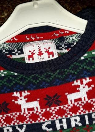Разноцветный новогодний свитер с оленями, узорами и снежинками2 фото