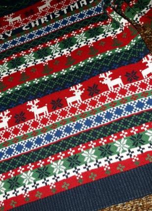 Разноцветный новогодний свитер с оленями, узорами и снежинками4 фото